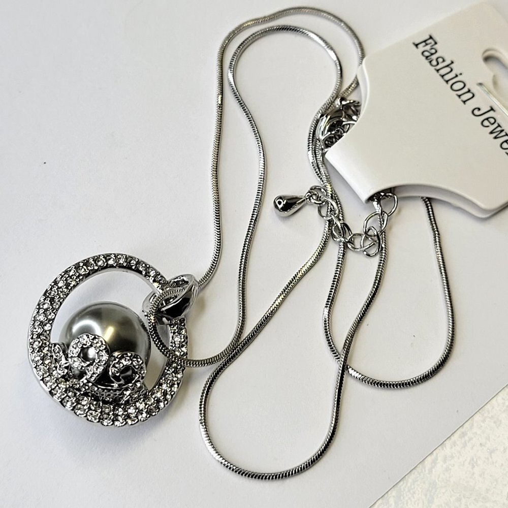 Silver Grey Pearl Pendant Necklace - Picture 2 of 7